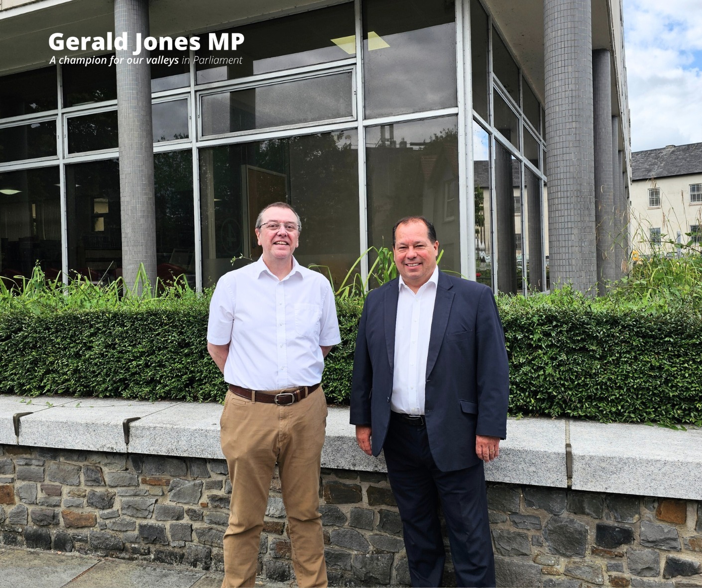 Image of Gerald Jones MP at Aberdare Library.
