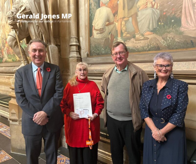 Image of residents at Parliament.