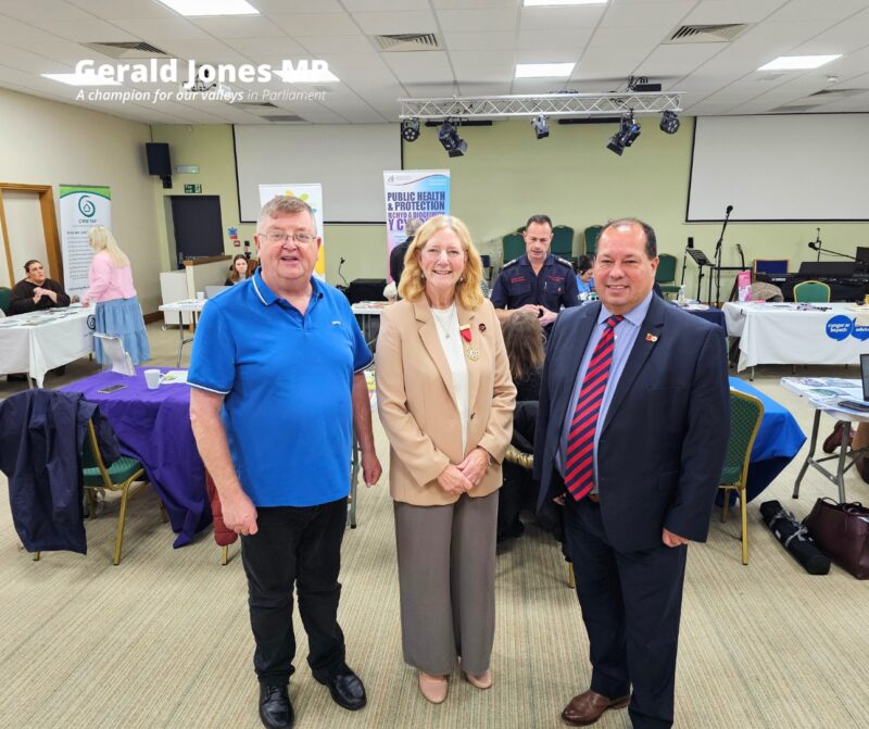 Image of Gerald Jones MP with the Mayor and a Councillor.