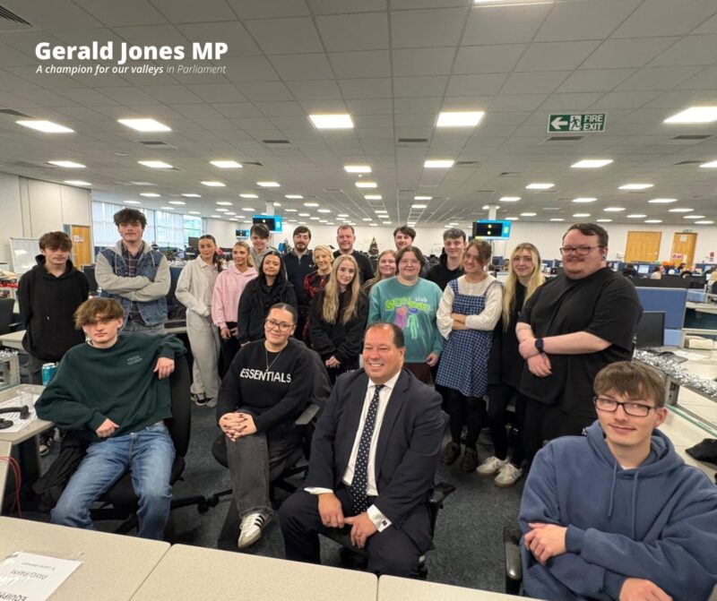 Image of Gerald Jones MP with EE staff.